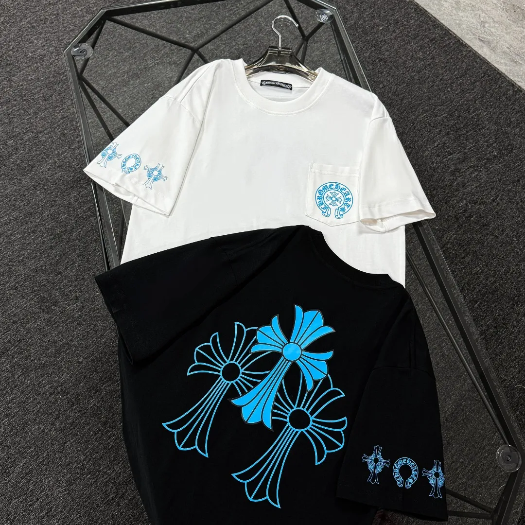P170 Chrome Hearts 25 high-end versions. The fabric is made of 300 grams of high-density pure cotton. It does not deform or shrink. It has three labels. It is the same style for men and women. Technology: suede foaming + digital printing. Color: white, black. SIZE: S-XL.
